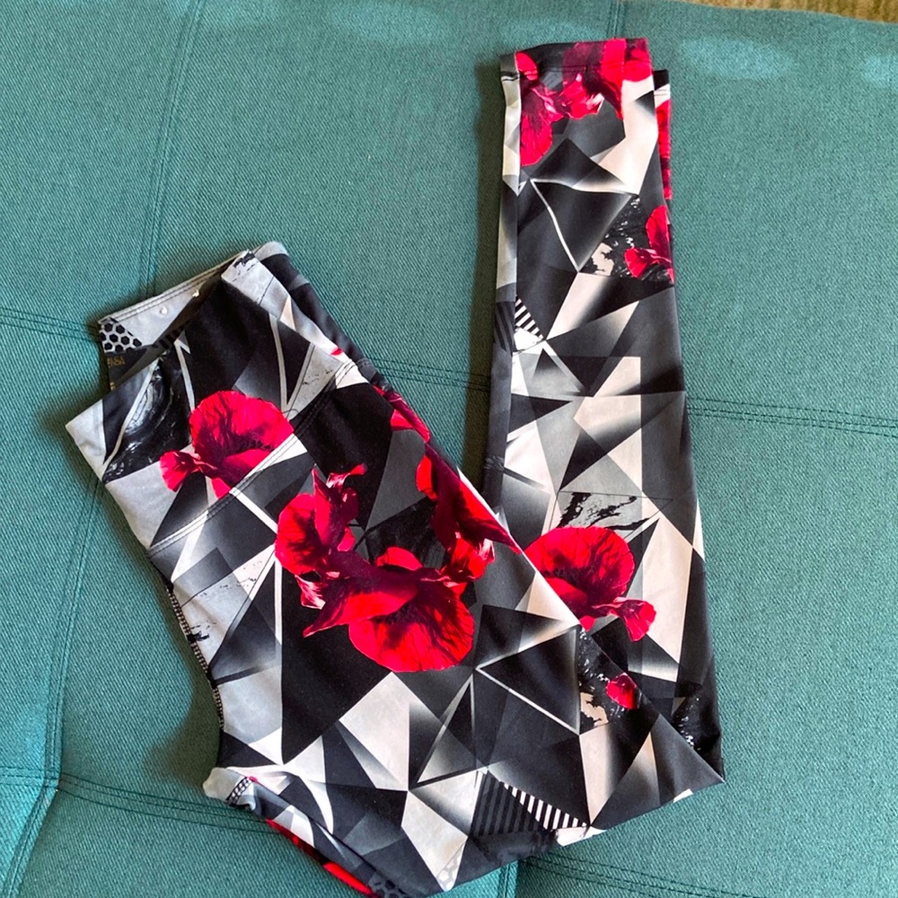 Sale! Leggings in cool geo pattern with red poppies, size S - Picture 1 of 6